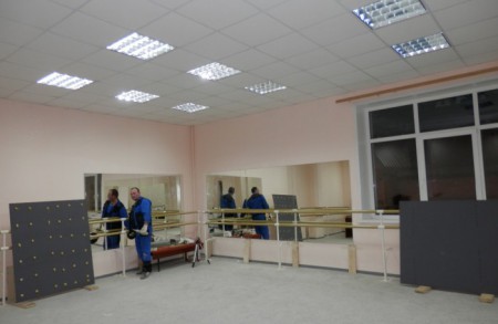 зеркала для хореографии, изготовление и монтаж зеркал, установка зеркал с дополнительными держателями, Калужская область, г. Жуков, ул. Коммунистическая, д. 5. Хореографический зал.
